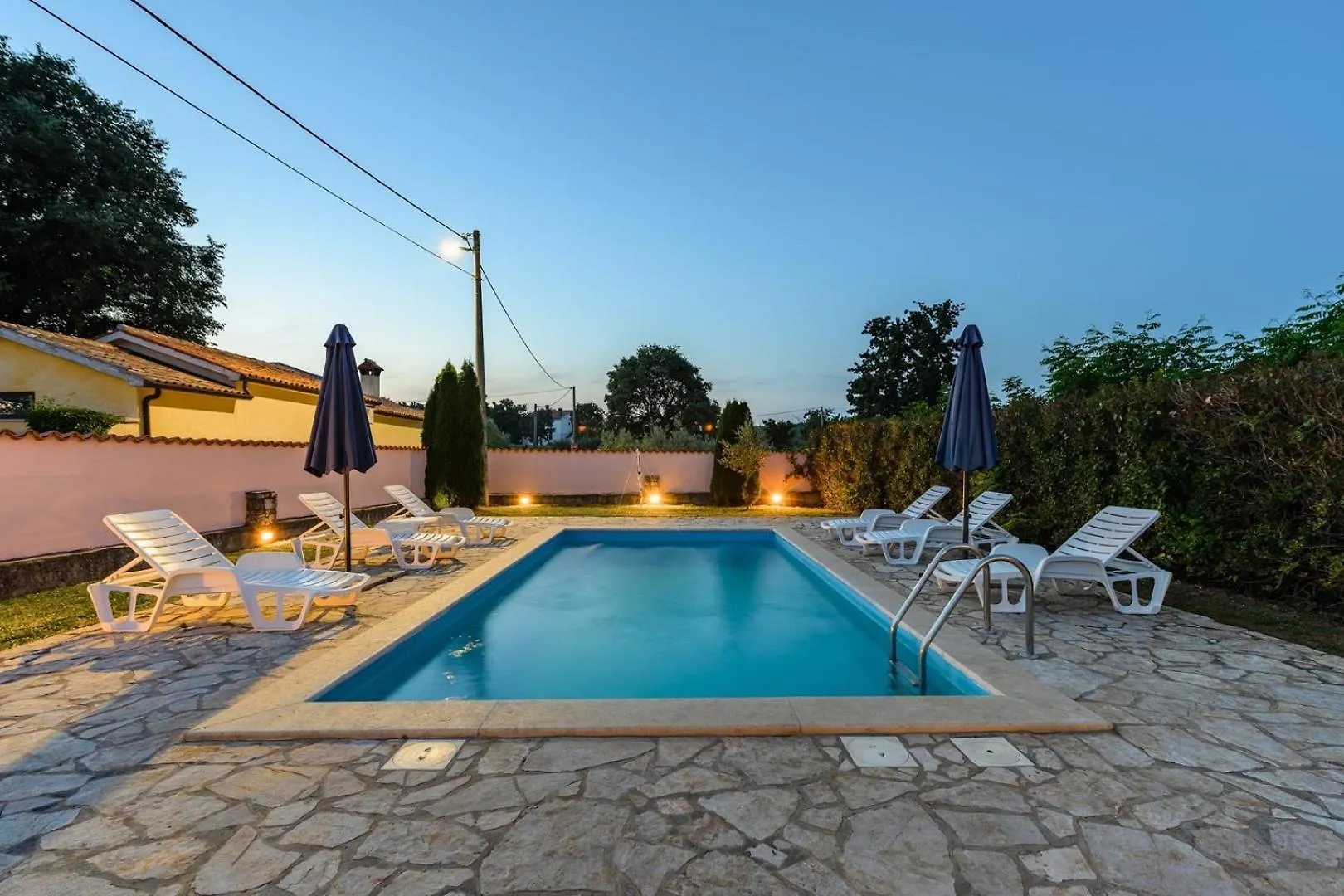 Holiday House Legovich With Private Pool Muntrilj 克罗地亚