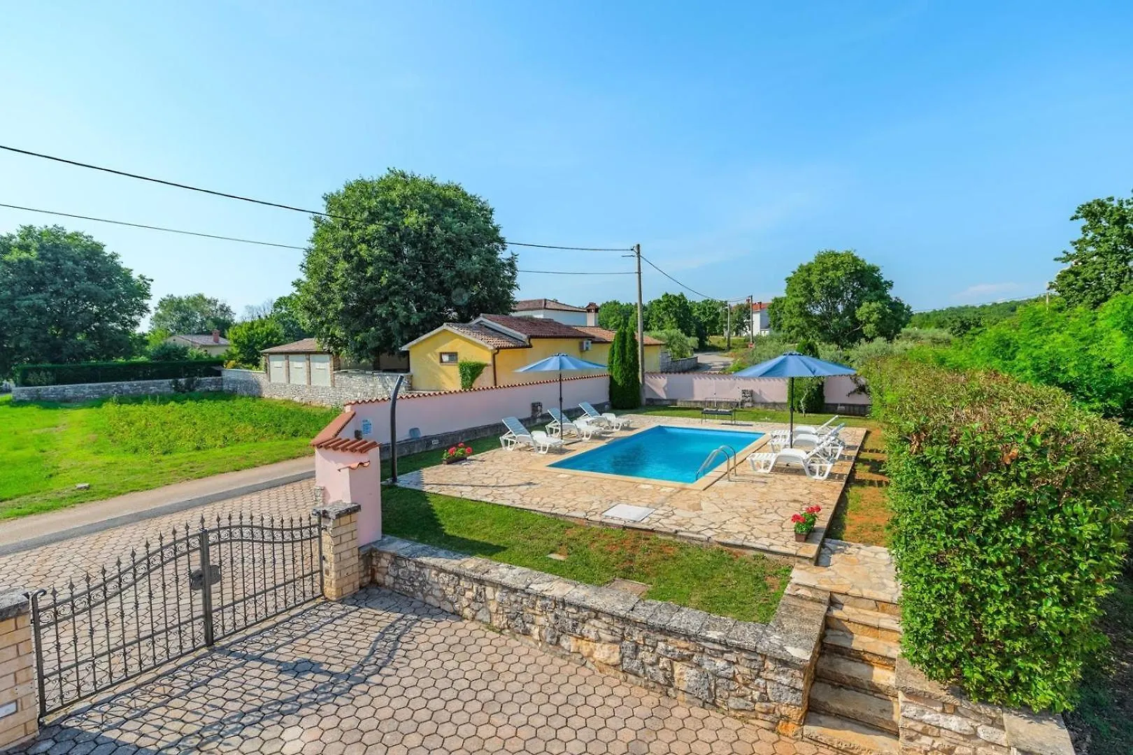 Holiday House Legovich With Private Pool Muntrilj 0*,  克罗地亚